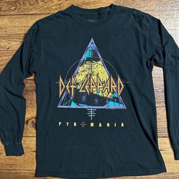 Def Leppard • Concert T-Shirt • World Tour 1983-84 • Medium • Long Sleeve - Picture 4 of 10